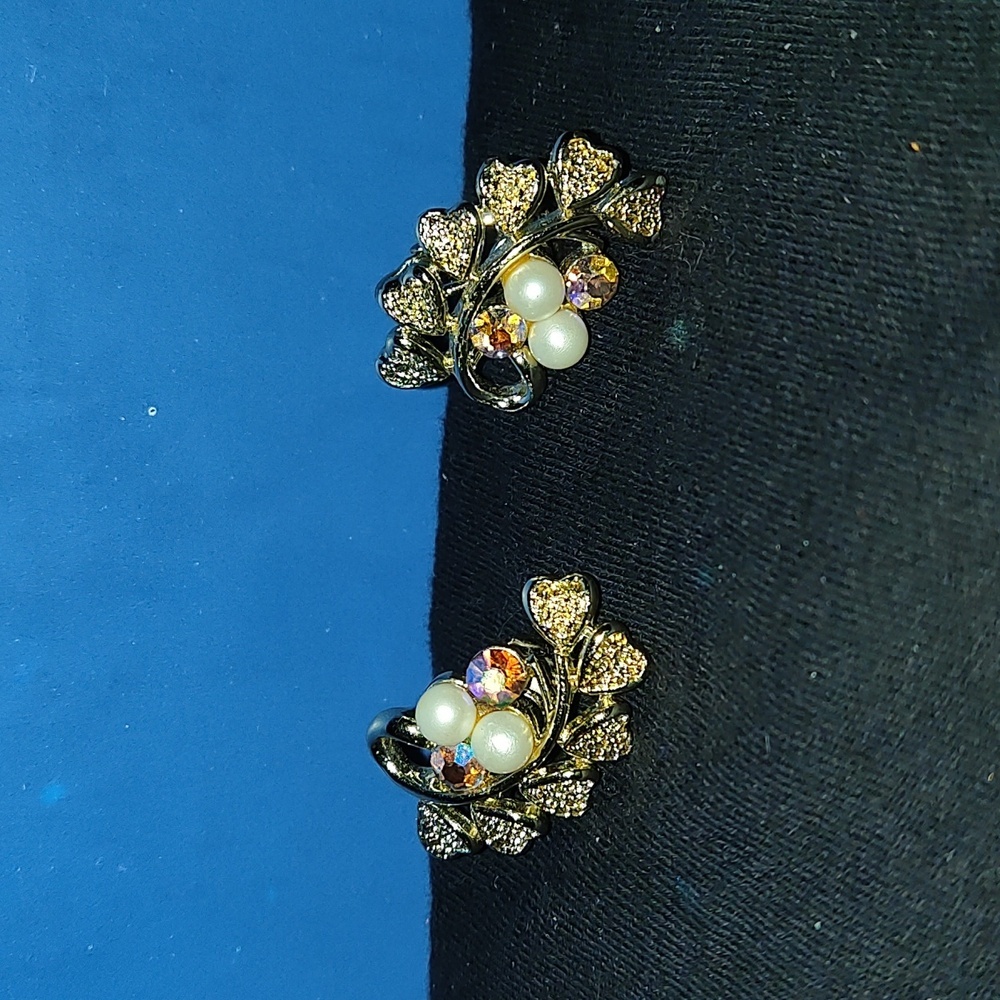 Coro Rhinestone Faux pearls Clip on Silver tone vintage earrings